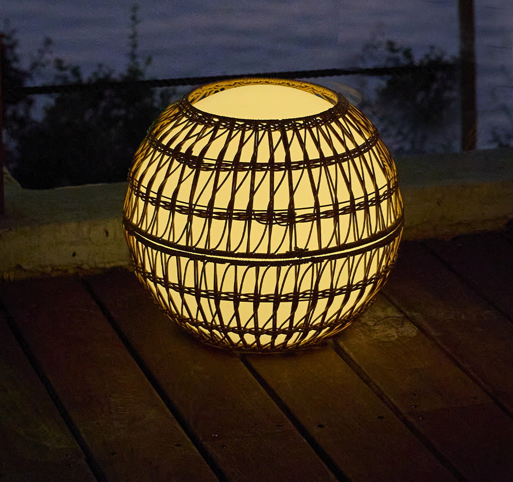 Boule lumineuse sans fil avec coque en poly rotin amovible LED multicolore dimmable BOBBY C40 DRESS ∅40cm avec télécommande et socle à induction