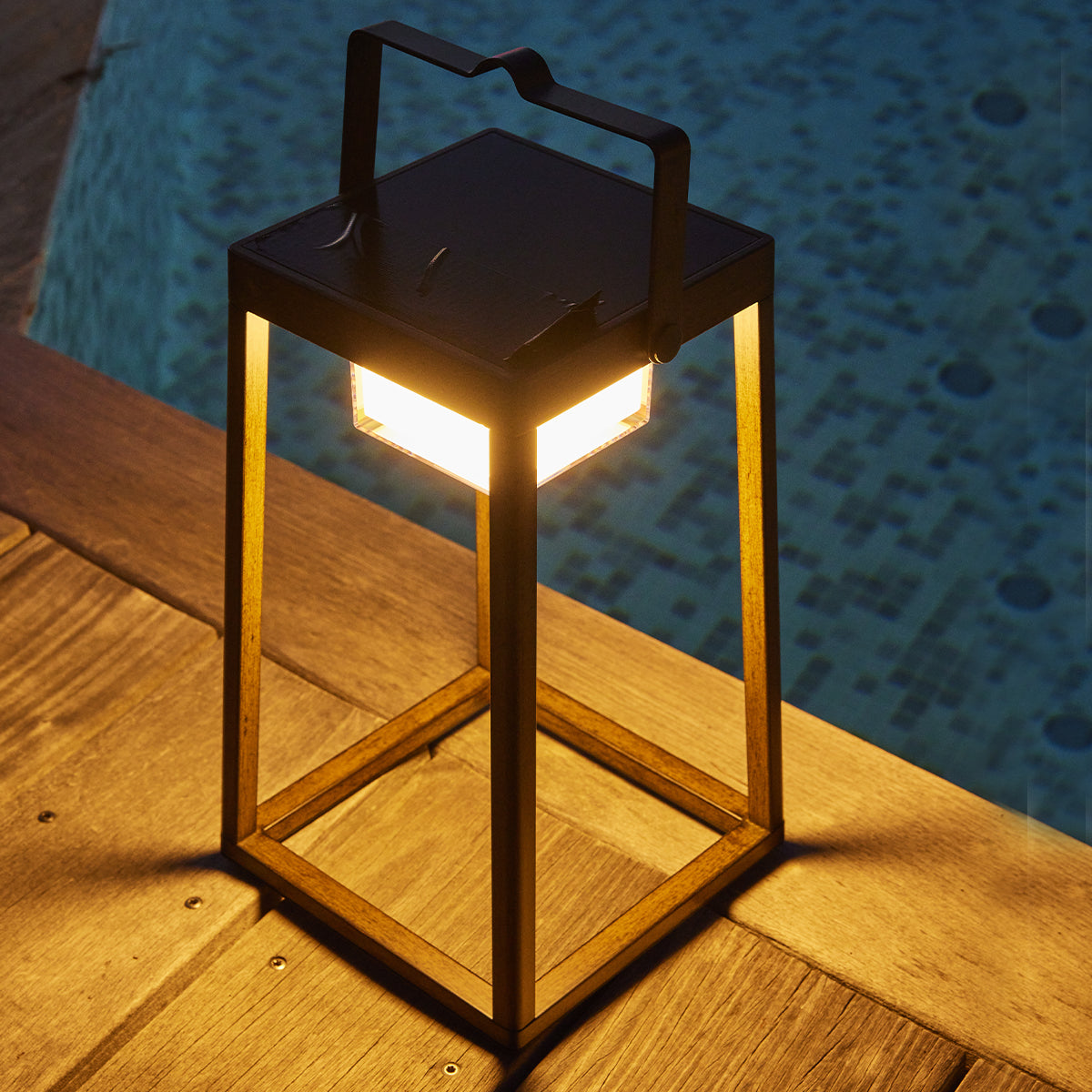 Lanterne solaire en aluminium revêtement effet bois LED blanc chaud VERONA H30cm