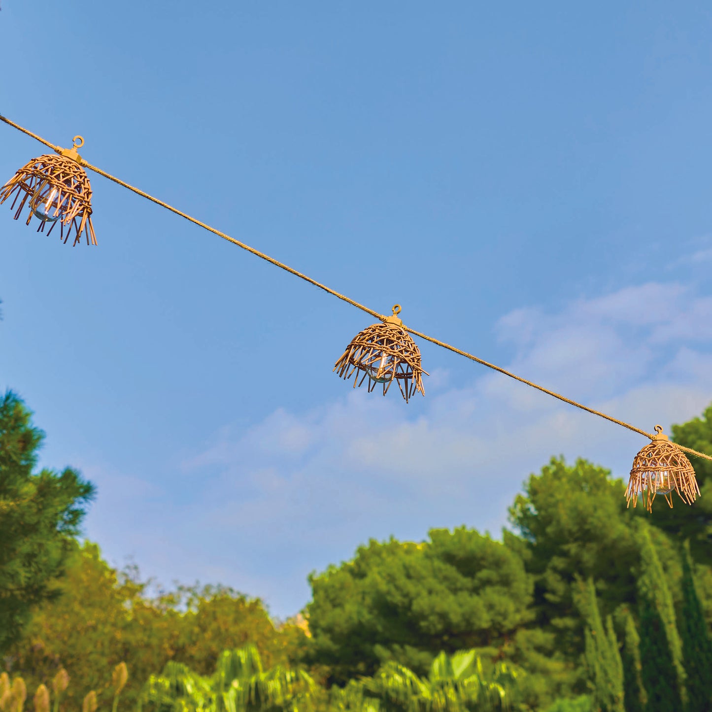 Guirlande lumineuse solaire et sur secteur raccordable en corde 20 ampoules transparentes LED blanc chaud dimmable MINI HAWAI LIGHT HYBRID 13m