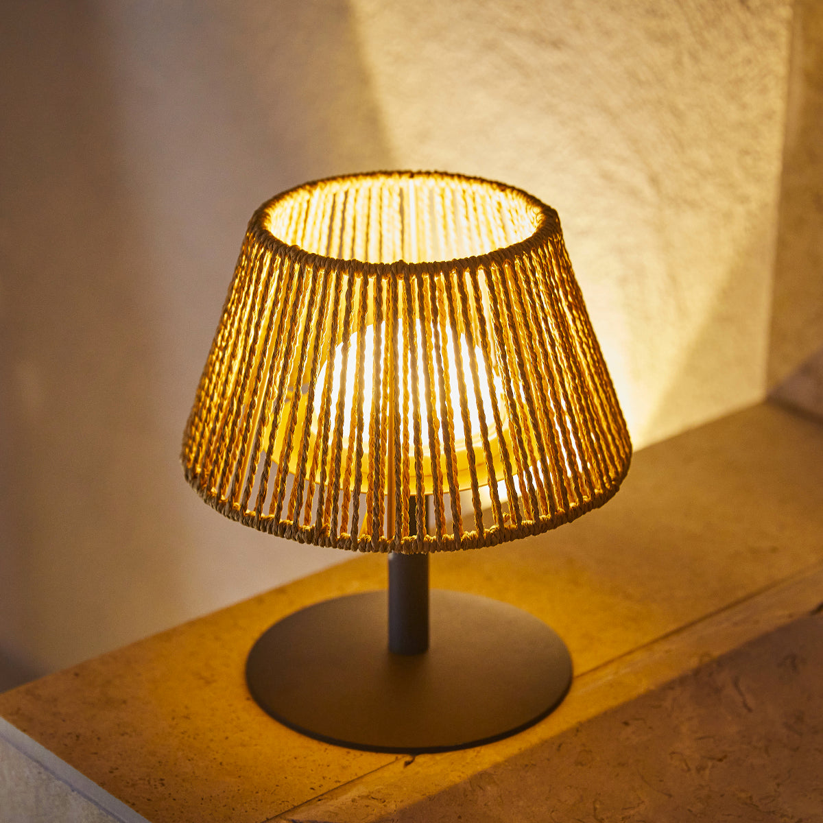 Lampe de table sans fil en raphia naturel LED blanc chaud/blanc dimmable STANDY MINI RAFFY H22cm