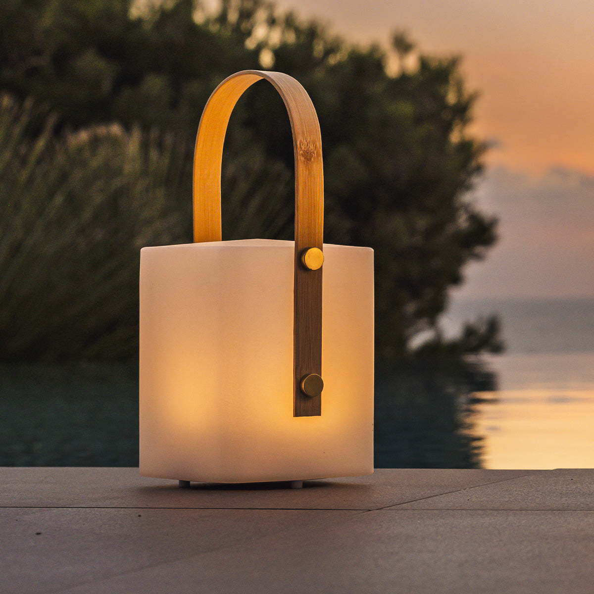 Lanterne sans fil poignée bambou LED blanc chaud/multicolore dimmable TIKY H27cm