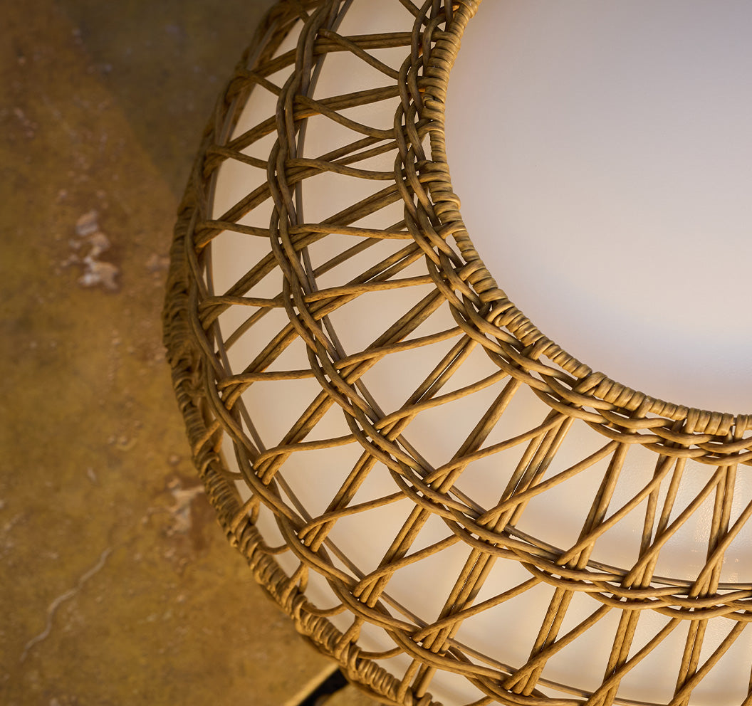 Boule lumineuse sans fil avec coque en poly rotin amovible LED multicolore dimmable BOBBY C40 DRESS ∅40cm avec télécommande et socle à induction