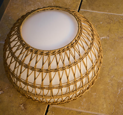 Boule lumineuse sans fil avec coque en poly rotin amovible LED multicolore dimmable BOBBY C40 DRESS ∅40cm avec télécommande et socle à induction