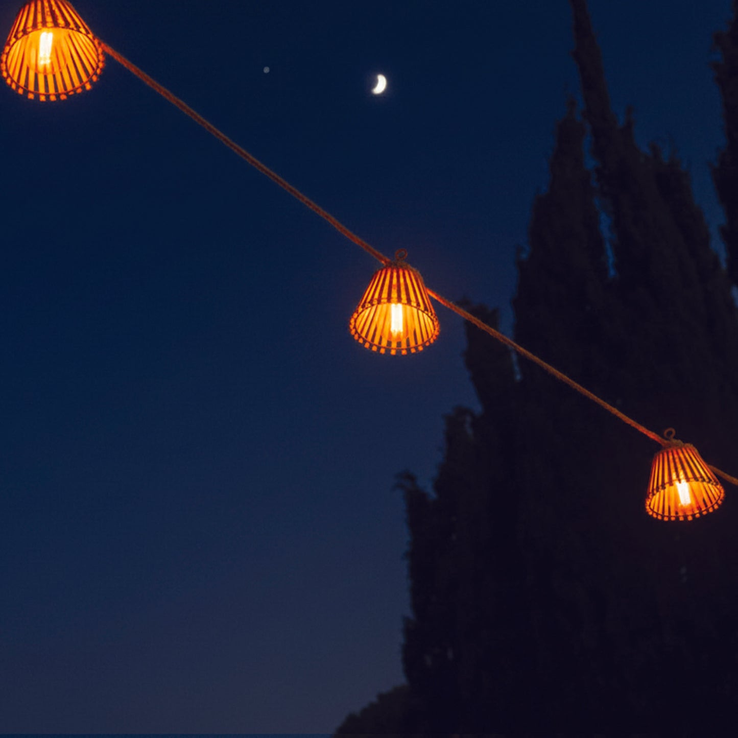 Guirlande lumineuse solaire et sur secteur raccordable en corde 20 ampoules transparentes LED blanc chaud dimmable NATURA LIGHT HYBRID 13m