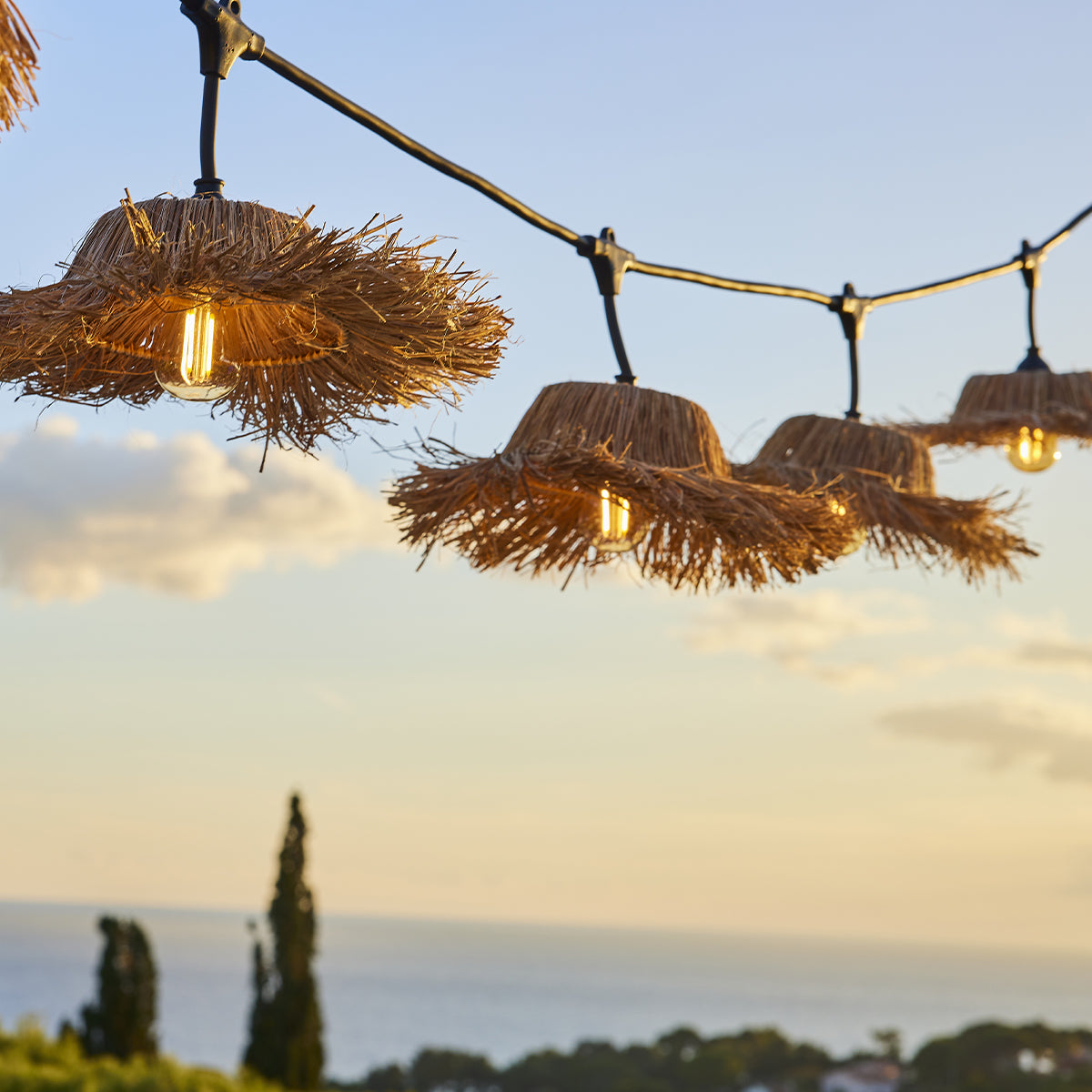 Guirlande lumineuse extérieure raccordable 43.8m avec 70 ampoules LED filament E27 blanc chaud TAHITI LIGHT Abat-jour en paille bohème