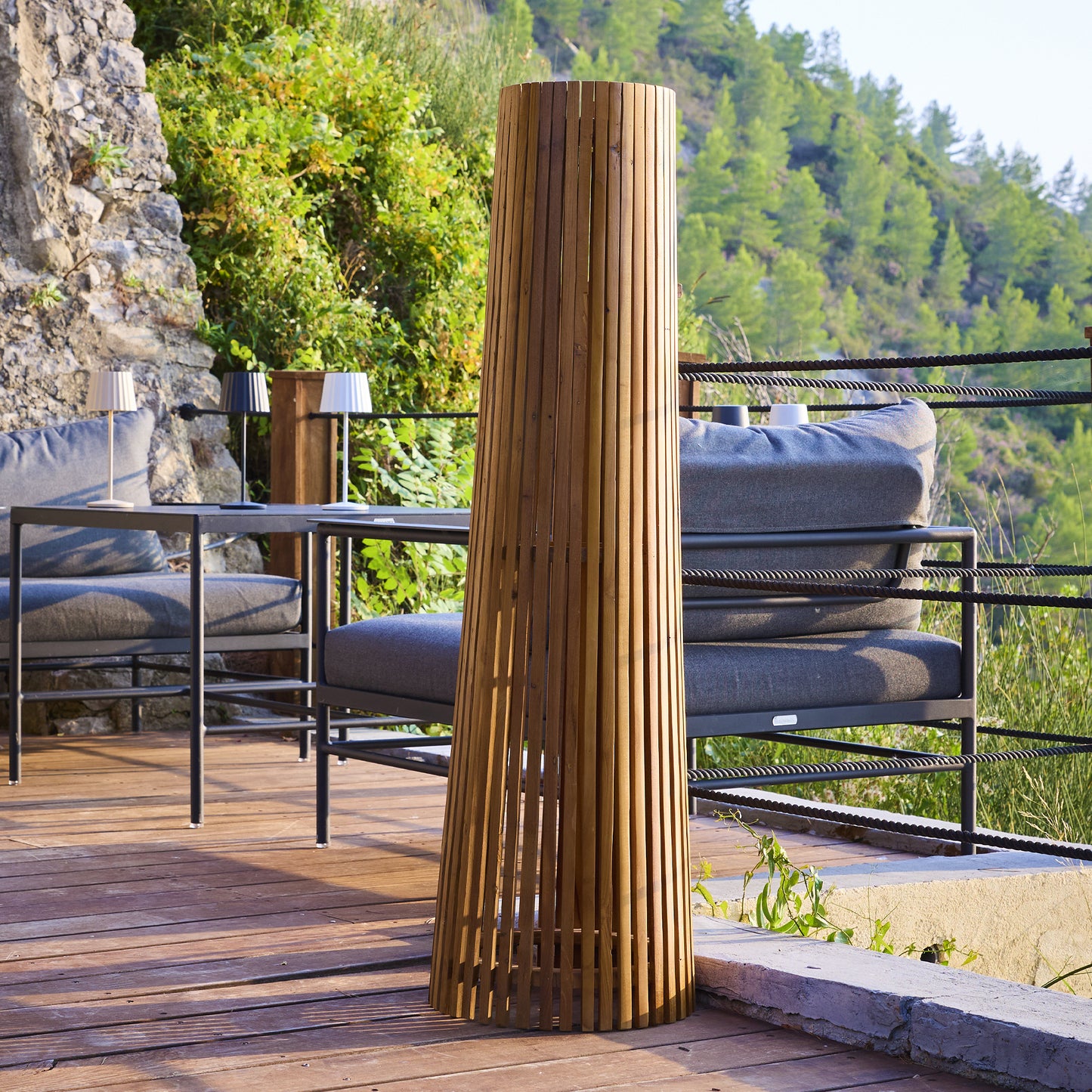 Lampadaire d'extérieur solaire TECKA TALL en bois teck avec module LED blanc chaud et télécommande H120cm