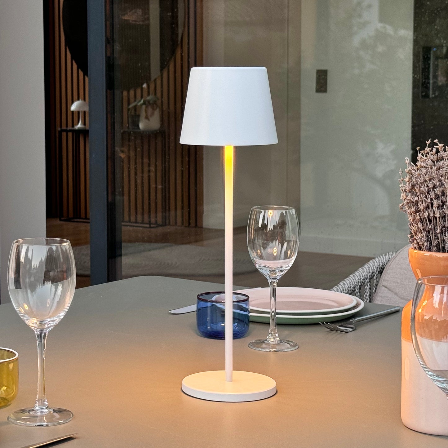 Lampe de table touch sans fil en aluminium blanc LED KELLY WHITE blanc dimmable H38cm