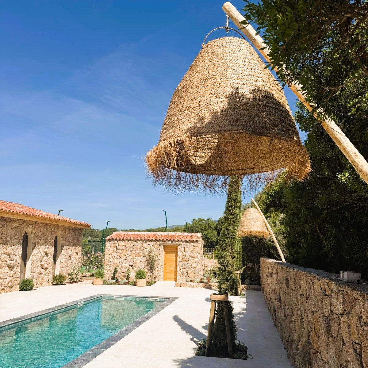 Suspension XXL BIG ANAFI NOMAD en jonc de mer naturel style bohème avec ampoule LED blanc/RGB nomade