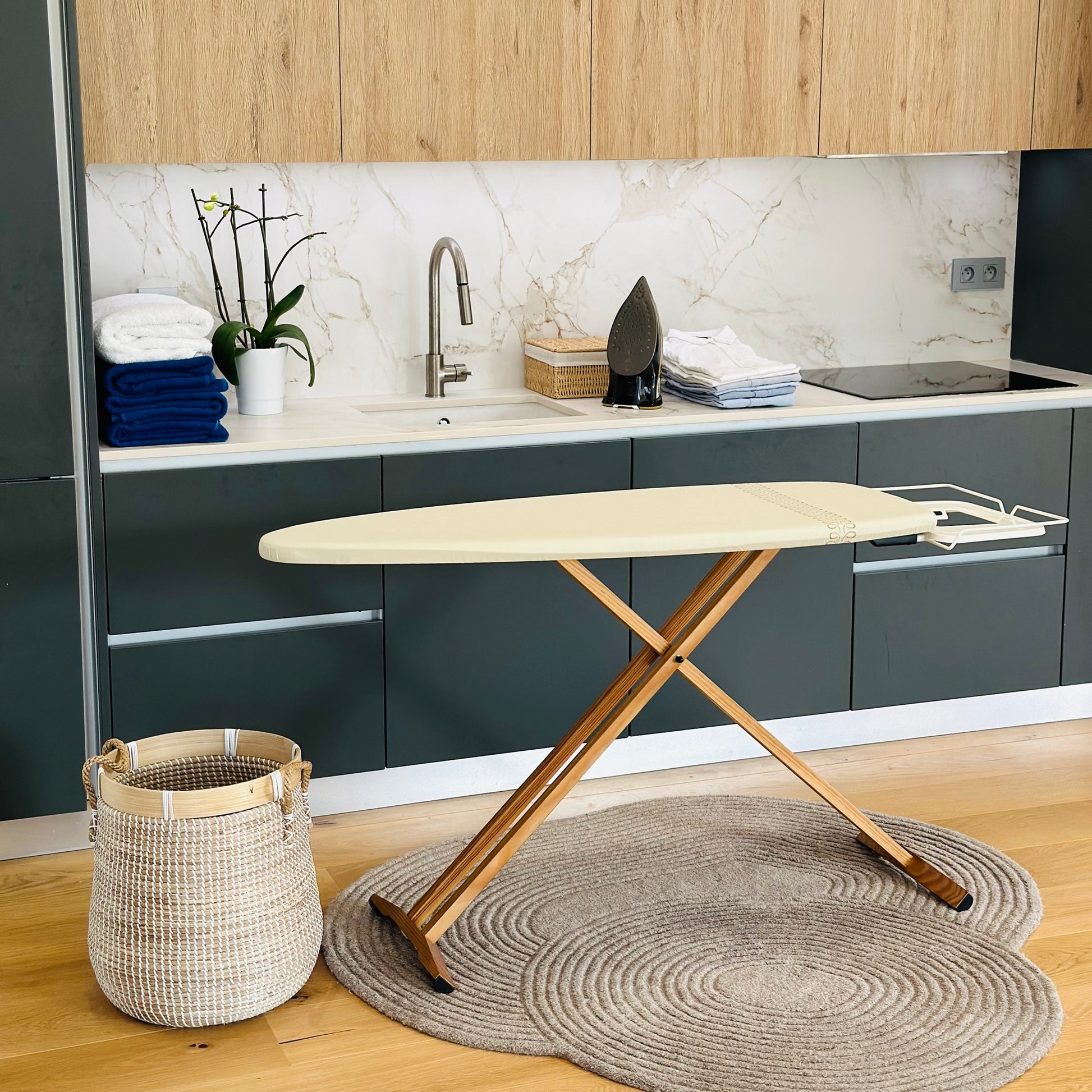 Table Repasser TAIGA Bois Massif 130x47cm | Repose Centrale Vapeur REDDECO.COM Table Repasser TAIGA Bois Massif 130x47cm | Repose Centrale Vapeur REDDECO.COM