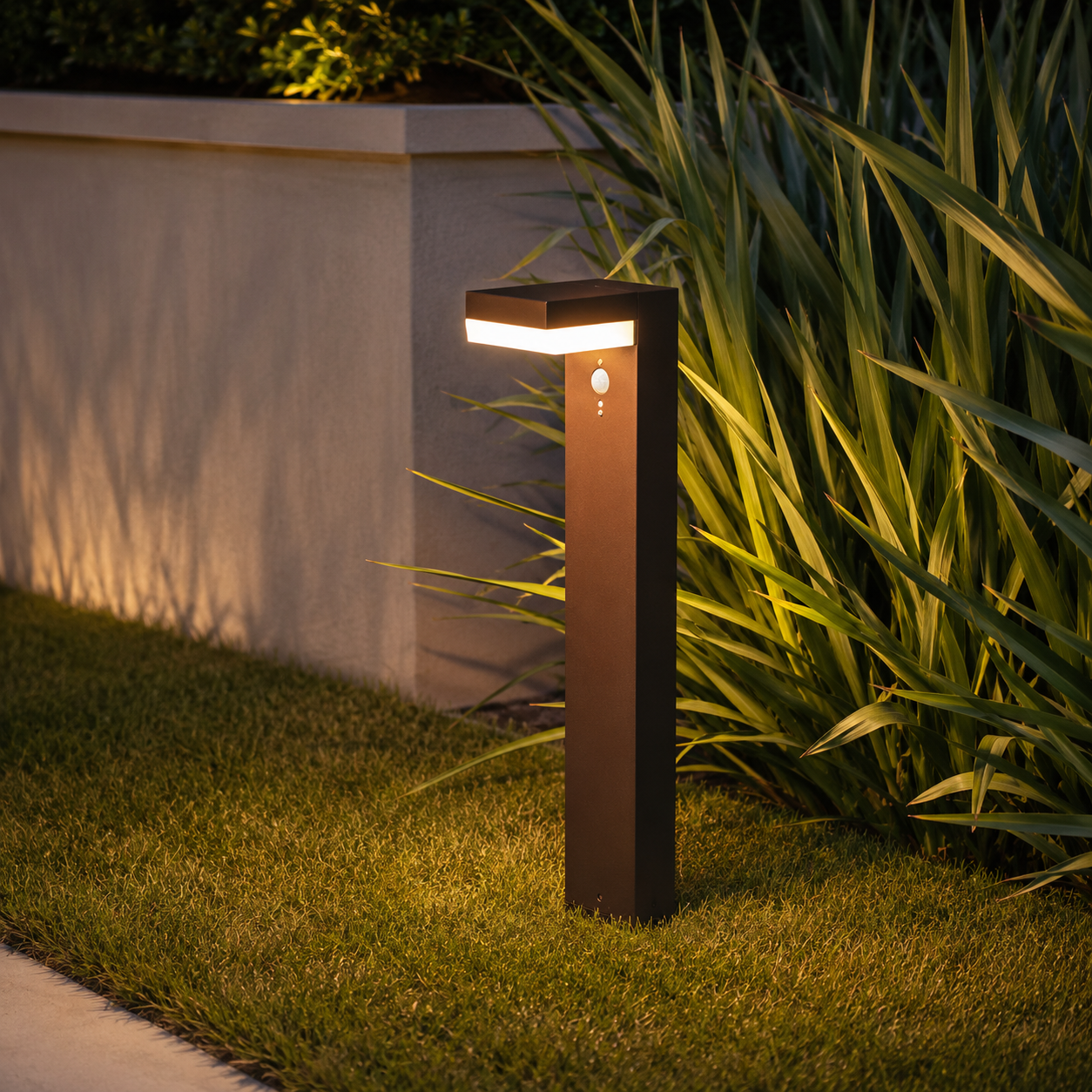 Balise solaire à fixer ou à planter LED blanc chaud avec détecteur de mouvement CENOVA TALL CORTEN H50cm