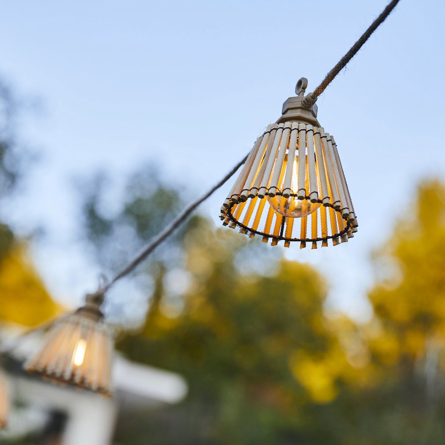 Guirlande lumineuse solaire et sur secteur raccordable en corde 20 ampoules transparentes LED blanc chaud dimmable NATURA LIGHT HYBRID 13m