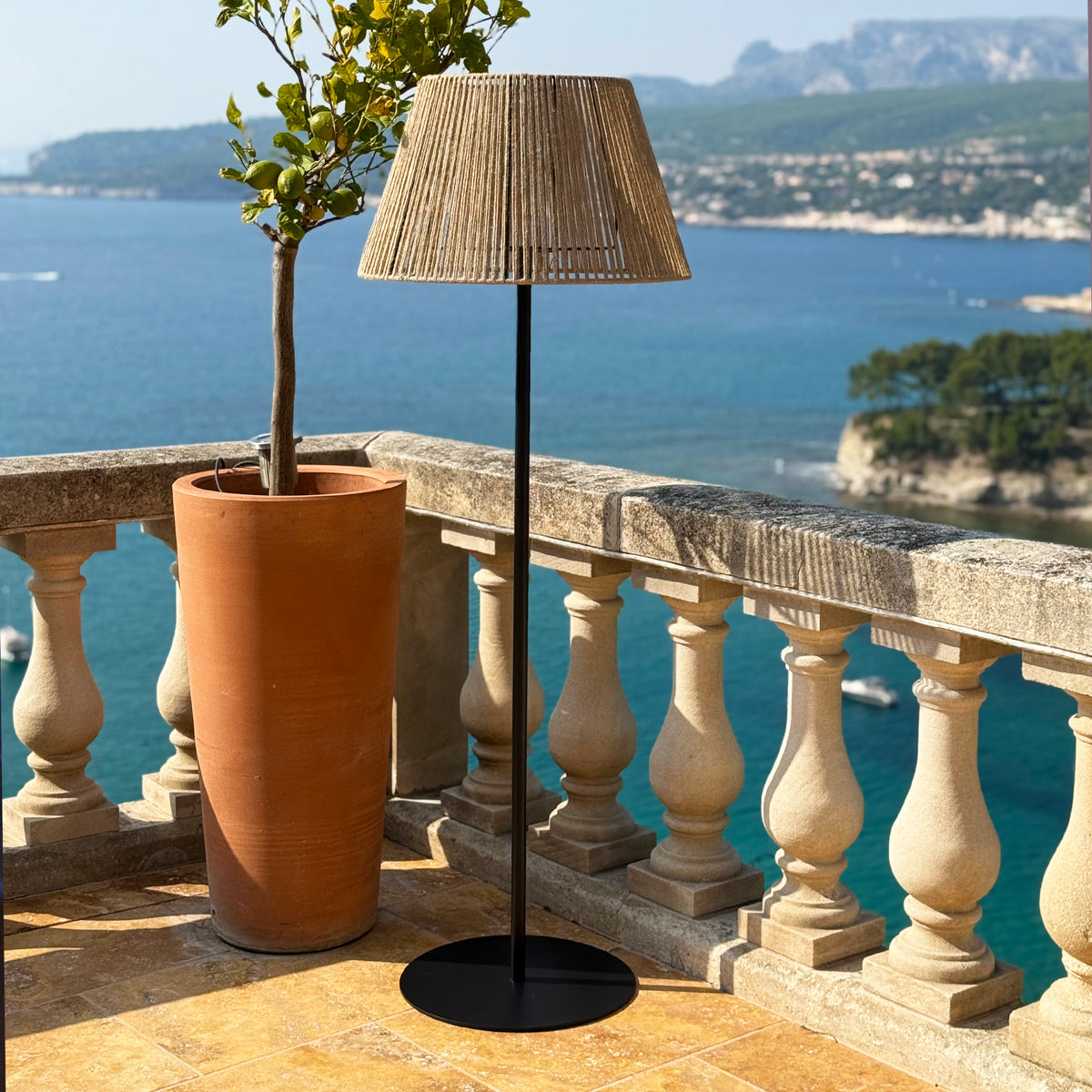 Lampadaire sans fil pied metal LED blanc et multicolore dimmable TALL RAFFY en poly rotin H170cm avec télécommande